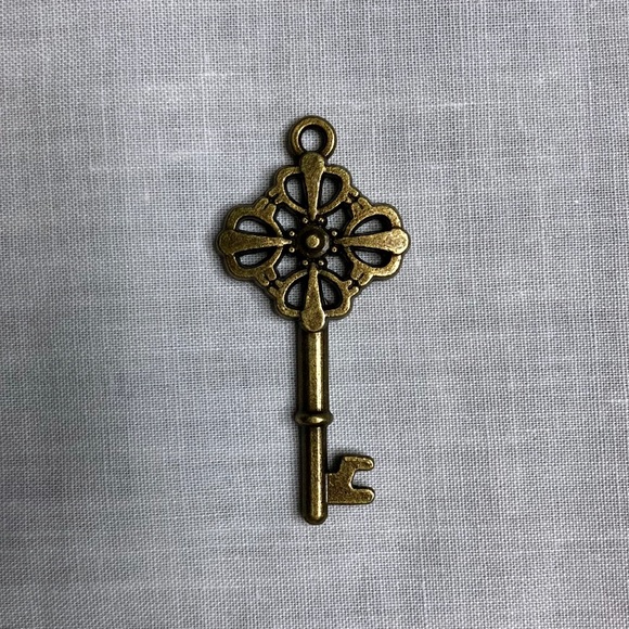 Boutique Jewelry - Vintage Skeleton Key Pendant